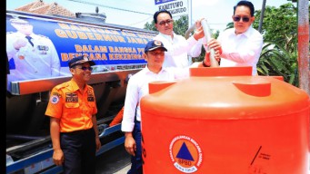 Pj. Gubernur Jatim Salurkan Bantuan Air Bersih untuk Warga Blitar Terdampak Kemarau