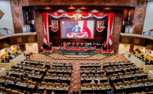Rapat Paripurna Pengambilan Sumpah Pimpinan DPRD Jatim: Pj Gubernur Adhy Karyono Dorong Penyelesaian APBD 2025