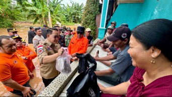 Pj. Gubernur Adhy Karyono: Gerak Cepat Tangani Banjir di Pasuruan