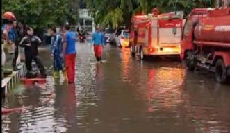 Surabaya Diterjang Hujan Deras, DPKP Kerahkan 20 Armada untuk Atasi Genangan