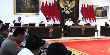 Presiden Prabowo Subianto memimpin rapat terbatas Presiden Prabowo Fokus Pastikan Perayaan Natal dan Tahun Baru Berjalan Lancar