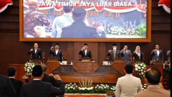 Pj Gubernur Jatim Sampaikan Nota Penjelasan Perubahan Nomenklatur Dua BUMD