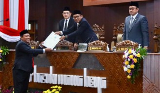 Pj. Gubernur Jatim Sampaikan Jawaban Eksekutif Terkait Raperda BUMD, DPRD Umumkan Gubernur Terpilih