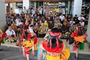 Sampaikan Terima Kasih, Petani dan Seniman Geruduk Kantor Ganjar