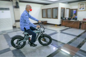 Ganjar Kepincut Sepeda Listrik Buatan Warga Perantauan Jateng