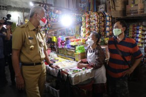 Sidak ke Pasar Karangayu, Ganjar Dapati Stok Minyak Mulai Banyak