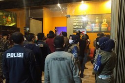 Ratusan Pengunjung Kafe di Surabaya Dibubarkan Paksa