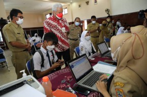 Sidak SMAN 5 Semarang, Ganjar : PPDB Berjalan Lancar