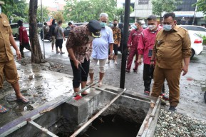 Sepulang dari Jakarta, Wali Kota Eri Atasi Genangan Air di Ngagel