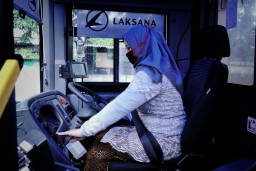 Peringati Hari Kartini, Driver Perempuan Suroboyo Bus Berkebaya