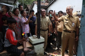 Ganjar Tinjau Lokasi Terdampak Banjir Brebes dan Berikan Bantuan