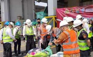 Polisi Musnahkan 1.978 Ballpres Pakaian Bekas Impor dari Malaysia