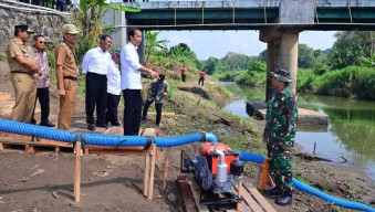 Presiden Joko Widodo Tinjau Program Pompanisasi di Jawa Tengah untuk Atasi Kekeringan