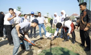 UNAIR Tanam 150 Pohon dalam PKKMB untuk Bentuk Karakter Mahasiswa Baru