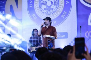 UNAIR Resmi Tutup PKKMB 2024 dengan Bincang Santai dan Konser Band Legendaris