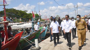 Nelayan Cirebon Curhat Kelangkaan Solar Kepada Jokowi dan Ridwan Kamil