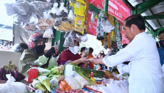 Presiden Jokowi Cek Harga Bahan Pangan di Pasar Tenguyun Kota Tarakan