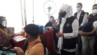 Gubernur Khofifah Harap Surabaya Raya Maksimalkan Vaksinasi