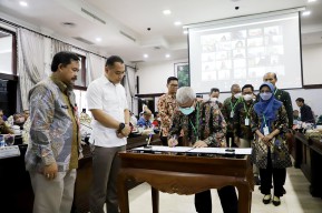 Surabaya Terima Sertifikat ODF, Wali Kota Eri Targetkan 5 Pilar STBM Tercapai pada Desember 2023