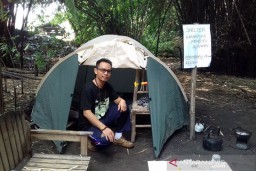 Takut Menularkan Virus Corona, Pria Ini Isolasi Diri di Tenda Mungil