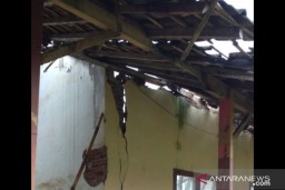 Diguyur Hujan, Atap Ruang Kelas SDN  Rowotengah Jember Ambruk