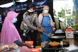 Kakorlantas Polri Beri Bantuan 3.150 Paket Sembako
