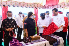 Presiden Jokowi Tinjau Pameran UMKM di Wakatobi