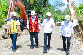 Presiden Tinjau Proyek Peningkatan Struktur Jalan di Pulau Nias