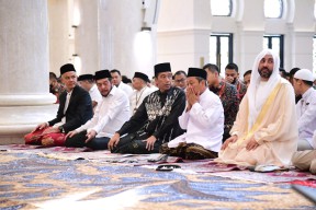 Presiden Jokowi dan Ibu Iriana Salat Idulfitri di Masjid Sheikh Zayed