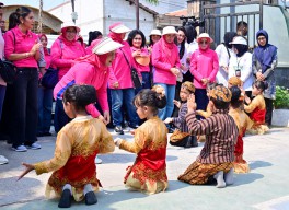 Saat Iriana Jokowi dan OASE KIM Main Permainan Tradisional Bersama Anak-Anak Sekolah