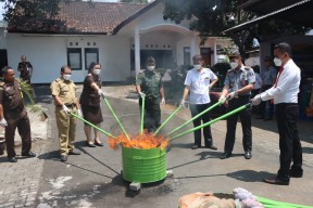 Ratusan Lembar Uang Palsu dan Narkoba Dimusnahkan