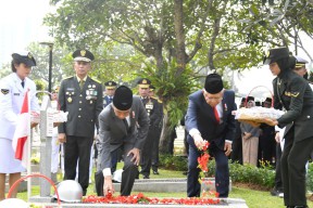 Hari Pahlawan Tahun 2023, Presiden Jokowi Pimpin Upacara Ziarah Nasional di TMP Kalibata