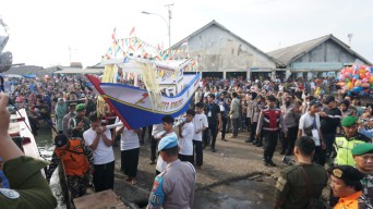 Pelarungan Kepala Kerbau di Jepara Berlangsung Meriah