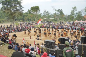 Ribuan Penari Memeriahkan Kirab Ageng Merti Bumi Merapi di Kemalang, Klaten