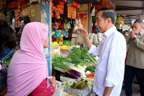 Jokowi Sambangi Pasar Dukuh Kupang Surabaya: Pantau Harga dan Sapa Pedagang