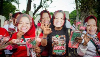 Bertopeng Risma, Relawan JAKA Kampanyekan Biaya Pendidikan SMA/SMK Gratis