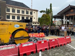 Polres Demak Musnahkan Ribuan Botol Miras Jelang Natal dan Tahun Baru