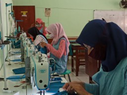 Pelajar SMKN 6 Surabaya, Menjahit Baju Medis Pasien Corona