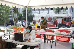Cegah Virus Corona, Risma Berkantor di Halaman Balai Kota