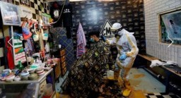 Tukang Cukur Ini Layani Pelanggan dengan Memakai APD