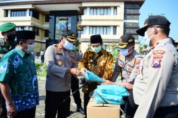 Polresta Sidoarjo Salurkan 550 APD ke 11 Kecamatan Zona Merah