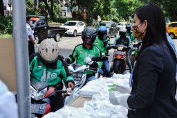 Tahir Foundation dan Mayapada Group Surabaya Bagikan Makanan