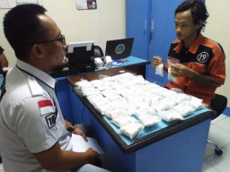 Polisi Grebek Rumah Pengedar Pil Koplo di Wonocolo Surabaya