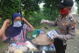 Peduli Pandemi Covid-19, Polres Bojonegoro Berbagi Nasi Dan Masker