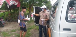 IOF Gandeng Realfod Berbagi Masker dan Nasi kepada Warga Bojonegoro