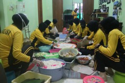 Polwan Polres Bojonegoro, Masak Nasi di Dapur Umum Covid-19