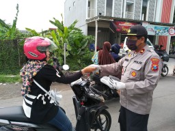 Pandemi Virus Corona, Polsek Balongbendo Bagi Masker Kepada Warga