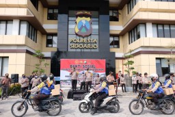 Polisi Dan TNI Naik Sepeda Motor Bagi Sembako