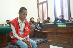Pekerjakan Cewek Dibawa Umur, Papi Karaoke "Melly Glow" Dihukum 1,8 Tahun