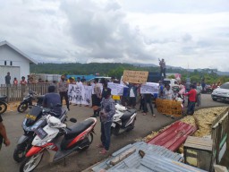 Pemuda Desa Wayo Tuntut Transparansi Dana Desa